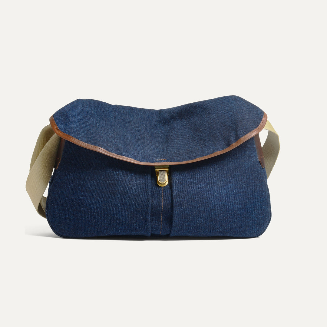 Bleu de Chauffe Léon Messenger Bag aus japanischem Selvedge-Denim mit braunen Lederdetails