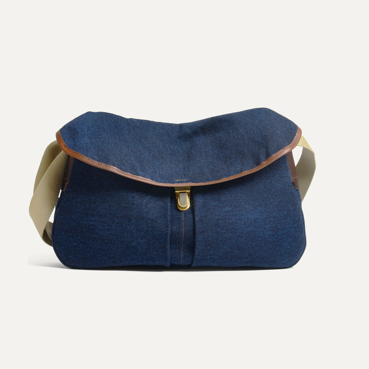 Bleu de Chauffe Léon Messenger Bag aus japanischem Selvedge-Denim mit braunen Lederdetails