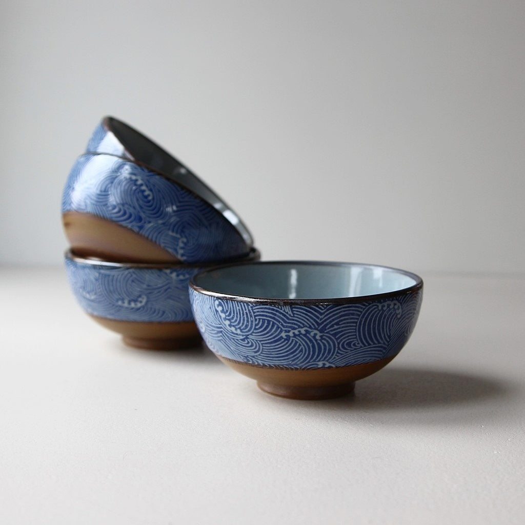 Vier japanische Bowls Waves mit blauem Nami-Wellenmuster