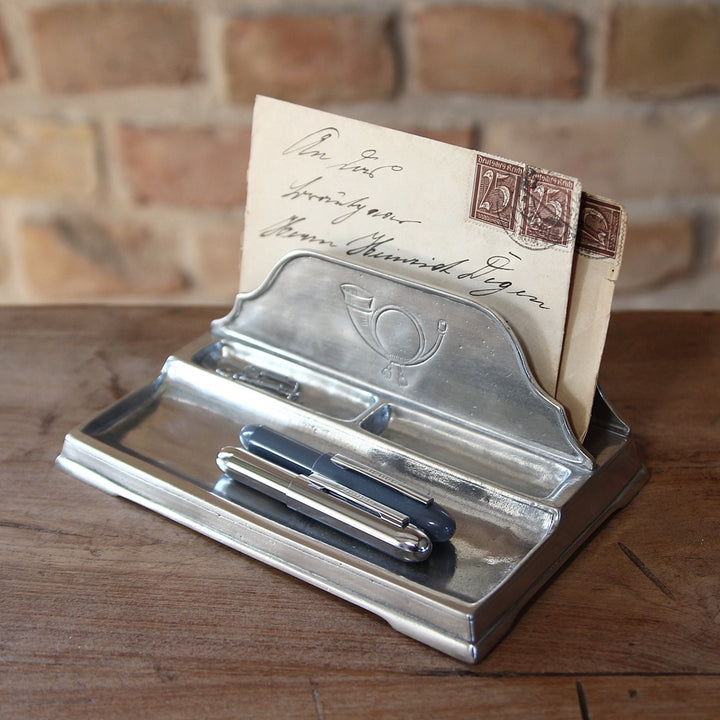 Briefhalter Littera aus Hartzinn von Cosi Tabellini mit Briefen und Stift