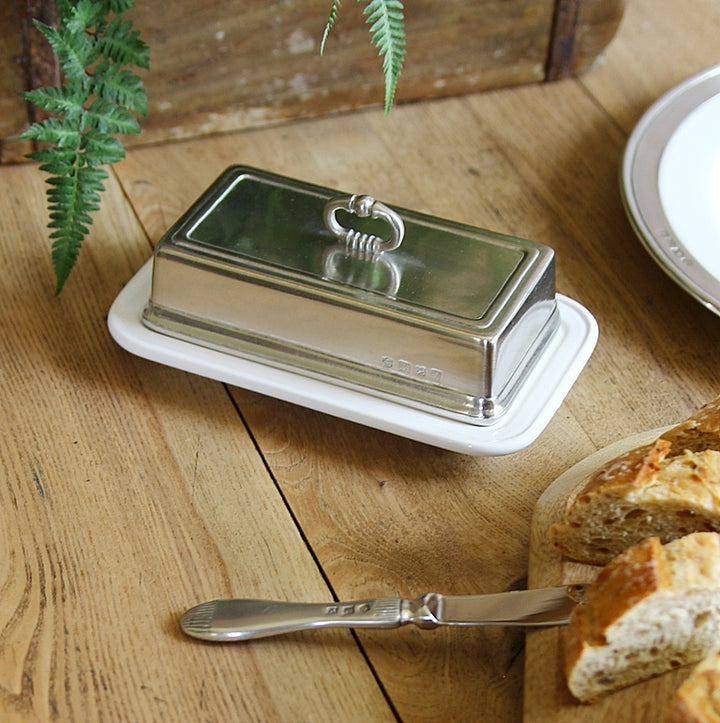 Butterdose Convivio auf gedecktem Tisch beim Frühstück