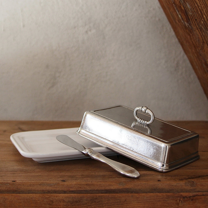 Geöffnete Butterdose aus Keramik mit Zinndeckel