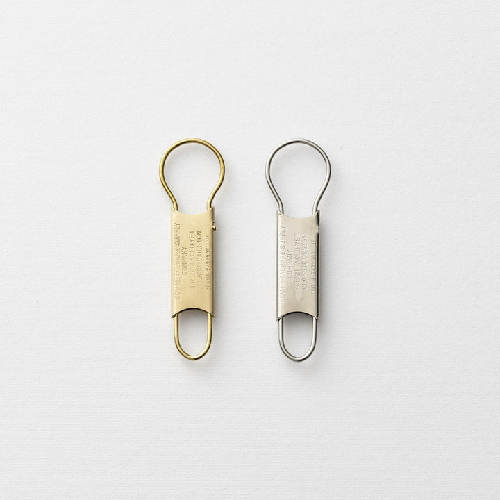 Gordon Typography Keyring von Candy Design & Works aus Messing oder Edelstahl mit typografischer Gravur, Made in Japan