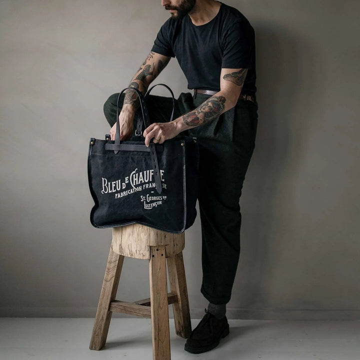 Große Canvas Tasche von Bleu de Chauffe im Alltag getragen