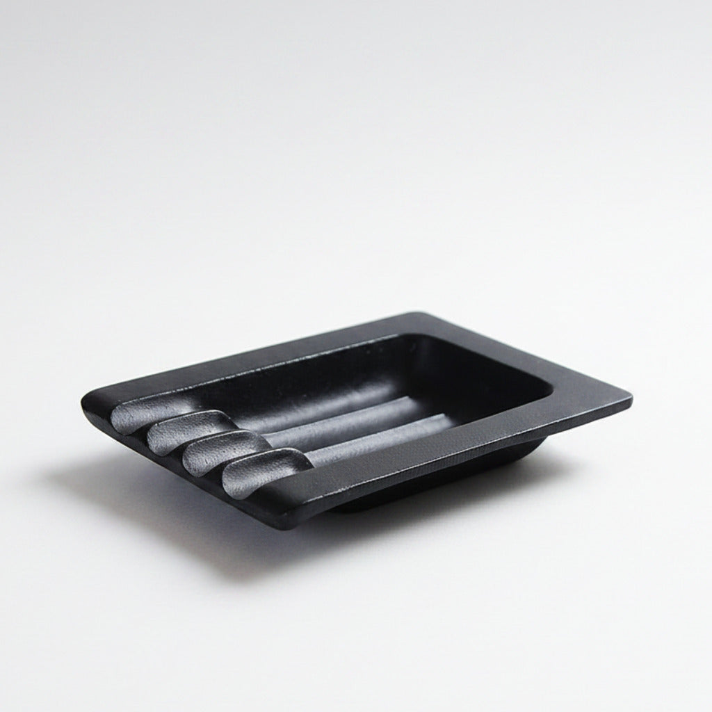 Minimalistische Ablageschale aus schwarzem Gusseisen im japanischen Design