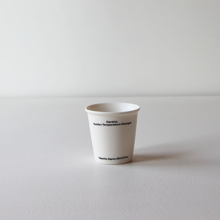 Ceramic Not Paper Cup Espresso aus Keramik in Form eines klassischen Pappbechers, Vorderansicht.