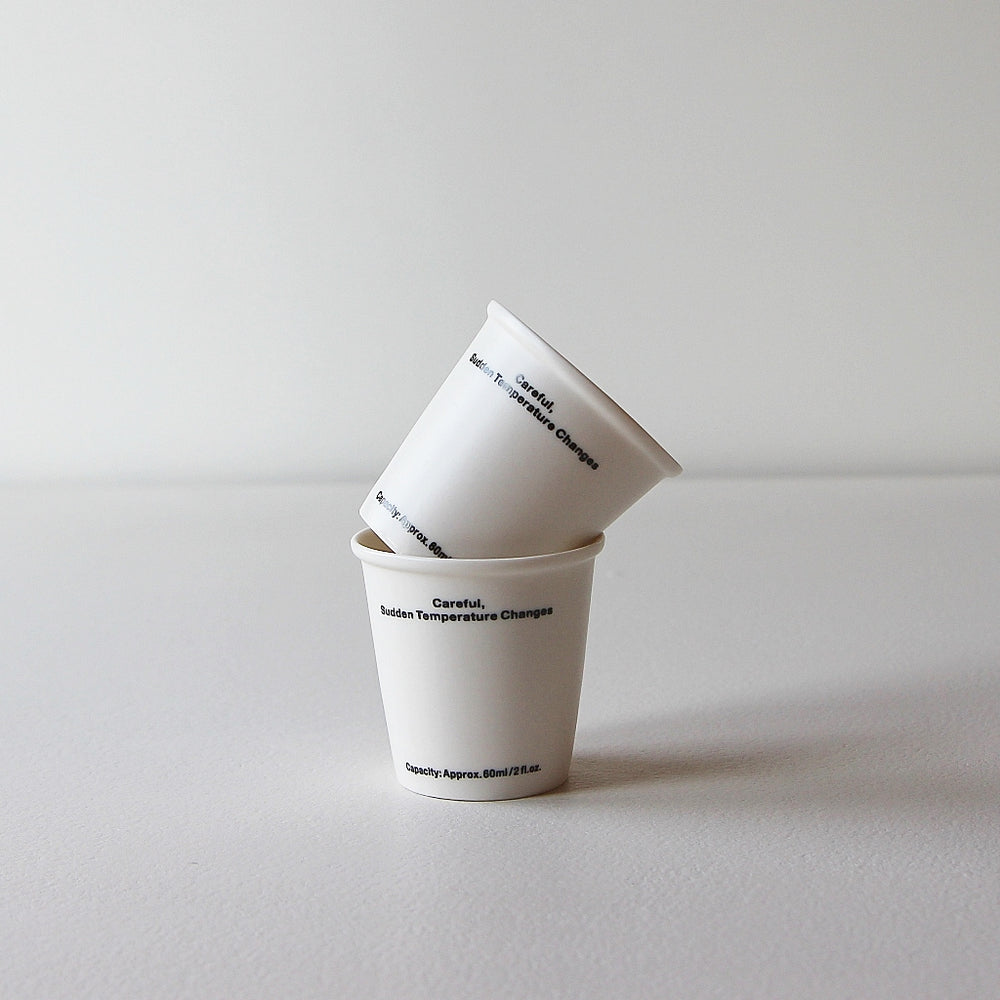 Zwei Ceramic Not Paper Cup Espresso Keramikbecher in Form klassischer Pappbecher.