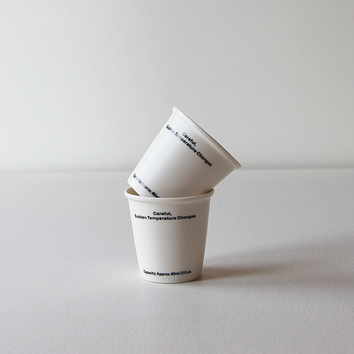 Zwei Ceramic Not Paper Cup Espresso Keramikbecher in Form klassischer Pappbecher.