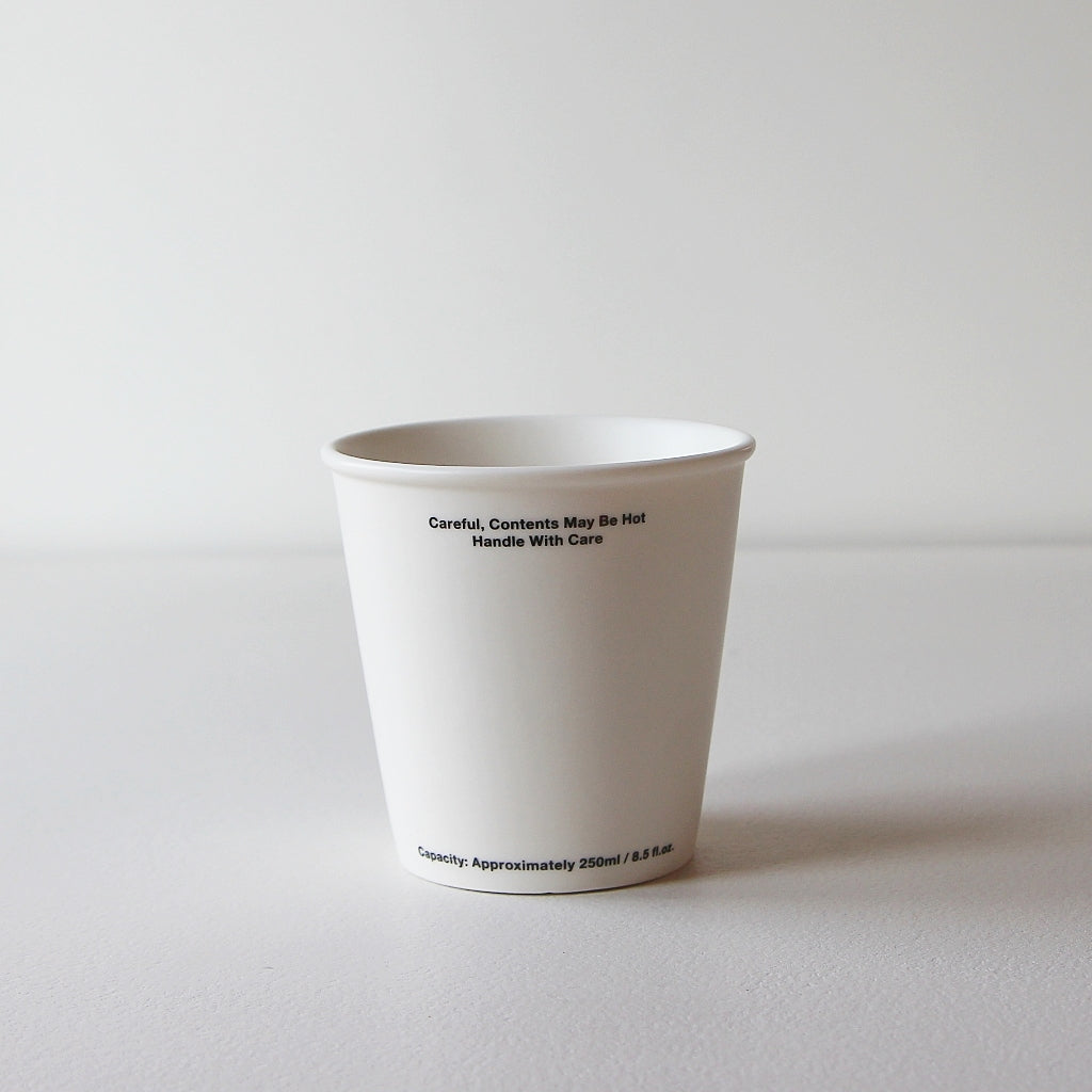 Ceramic Not Paper Cup aus Keramik in Form eines klassischen Pappbechers.
