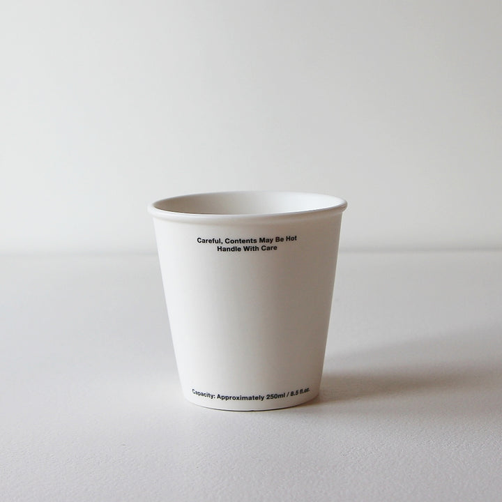 Ceramic Not Paper Cup aus Keramik in Form eines klassischen Pappbechers.