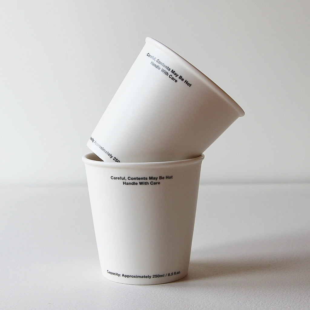 Zwei Ceramic Not Paper Cups aus Keramik in gestapelter Anordnung.