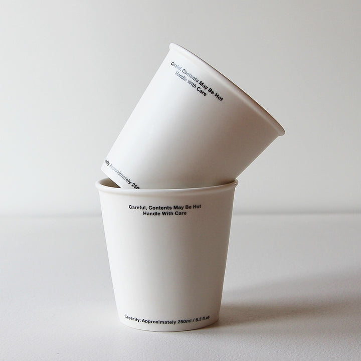 Zwei Ceramic Not Paper Cups aus Keramik in gestapelter Anordnung.