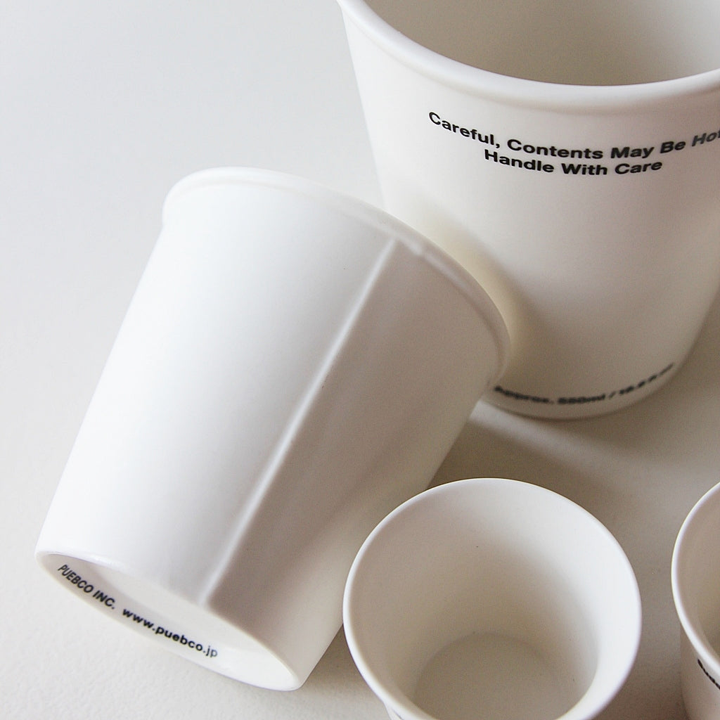 Mehrere Ceramic Not Paper Cups aus Keramik in unterschiedlichen Positionen.