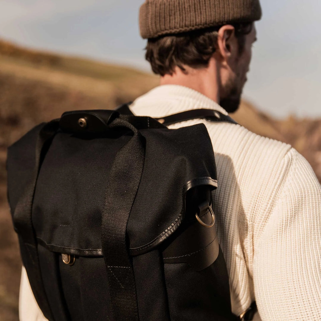 Detailaufnahme des Chiloé Backpack Black getragen auf dem Rücken