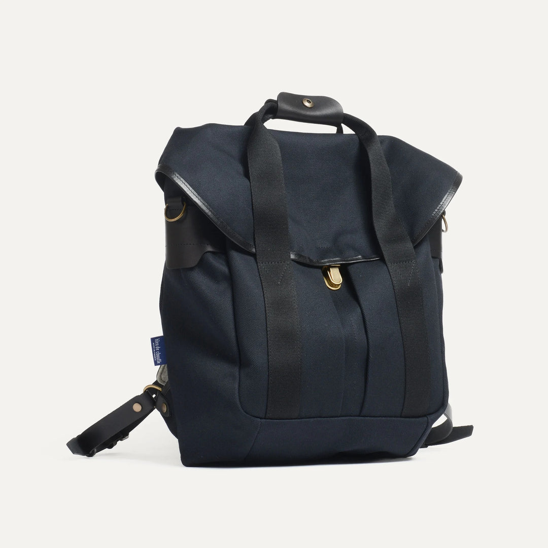 Chiloé Backpack Black von Bleu de Chauffe in Dreiviertelansicht mit geschlossener Klappe und Fronttaschen