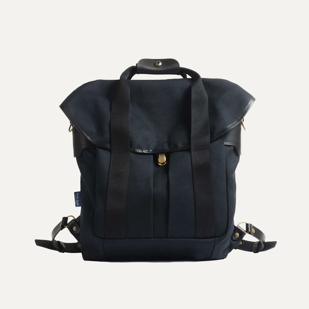 Chiloé Backpack Black von Bleu de Chauffe aus gewachstem Canvas und Leder in Frontansicht