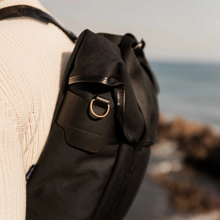 Seitliche Detailansicht des Chiloé Backpack Black mit Lederbesätzen und Tragering