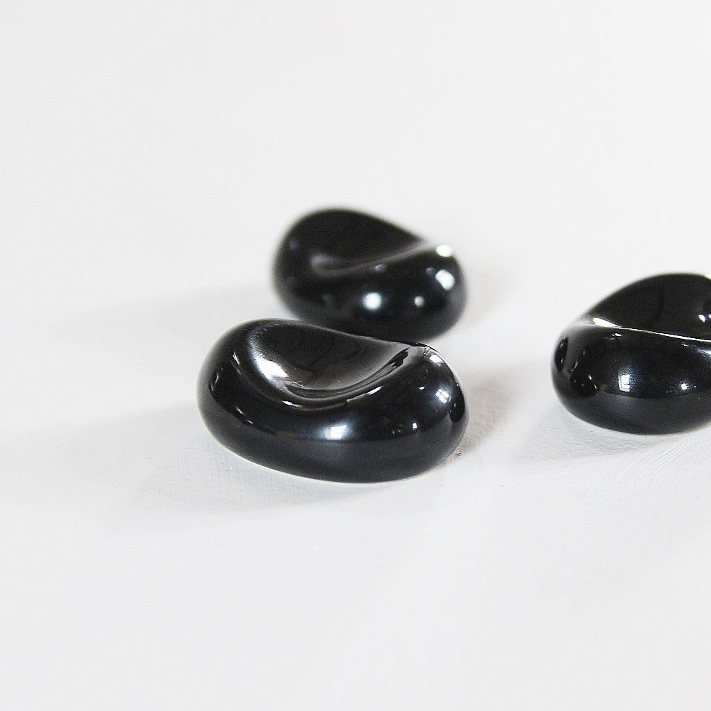 Schwarzer Chopstick Rest aus Keramik in organischer Form