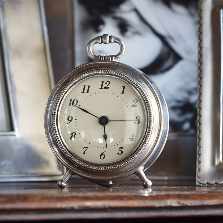 Cosi Tabellini Toscana Alarm Clock aus Zinn mit klassischem Zifferblatt und Tragegriff