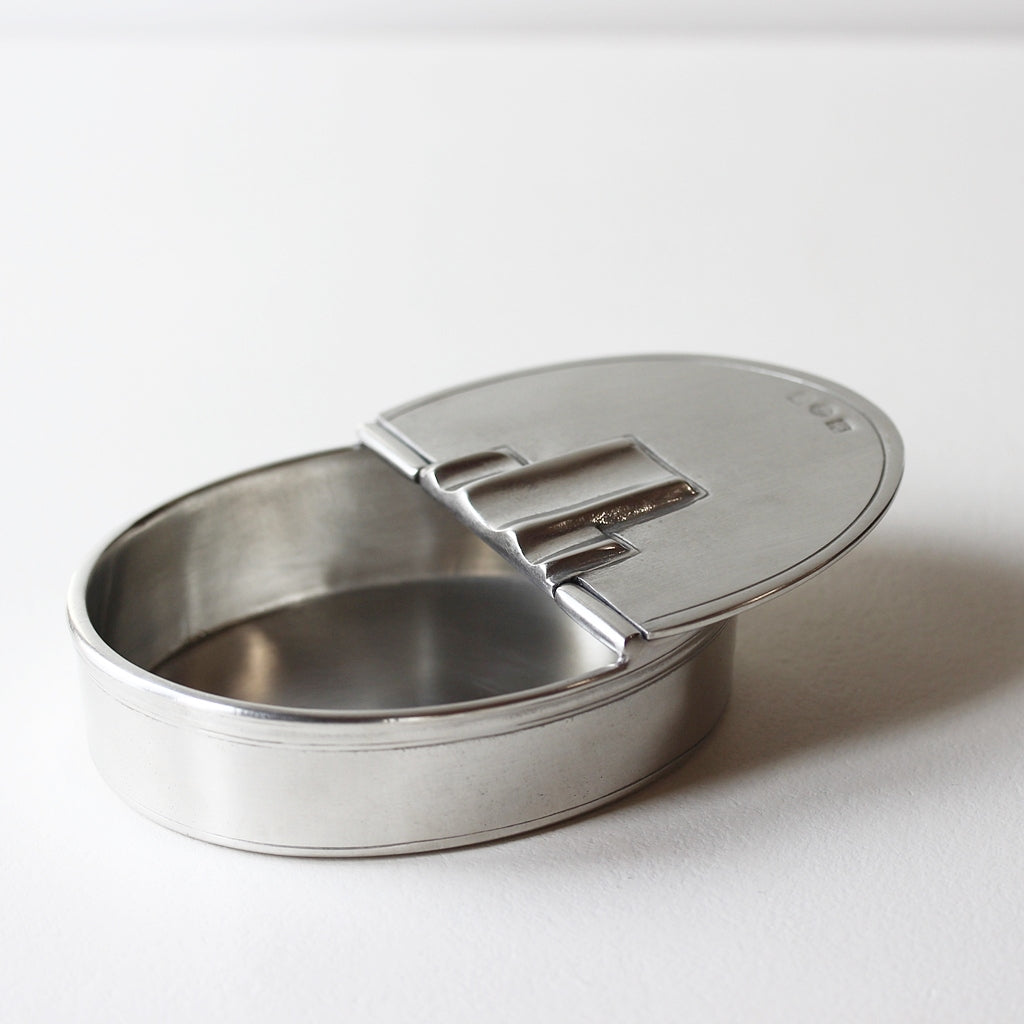 Geöffneter ovaler Aschenbecher mit Deckel aus handgegossenem Hartzinn von Cosi Tabellini