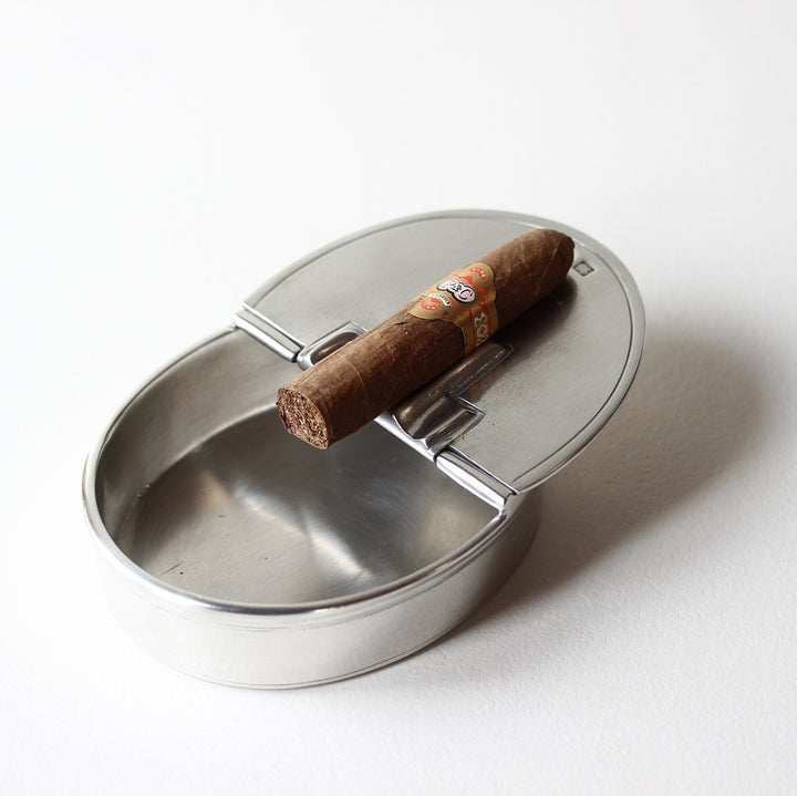 Ovaler Zigarrenaschenbecher mit Deckel aus bleifreiem Hartzinn von Cosi Tabellini mit eingelegter Zigarre