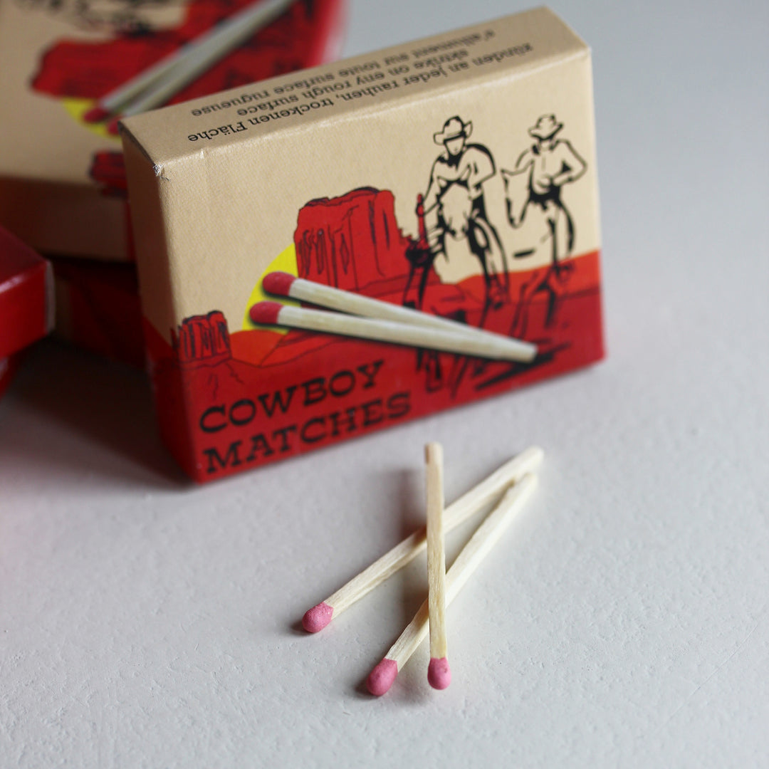 Cowboy Matches Überallzünder mit roten Zündköpfen und Streichholzschachtel im Western-Design