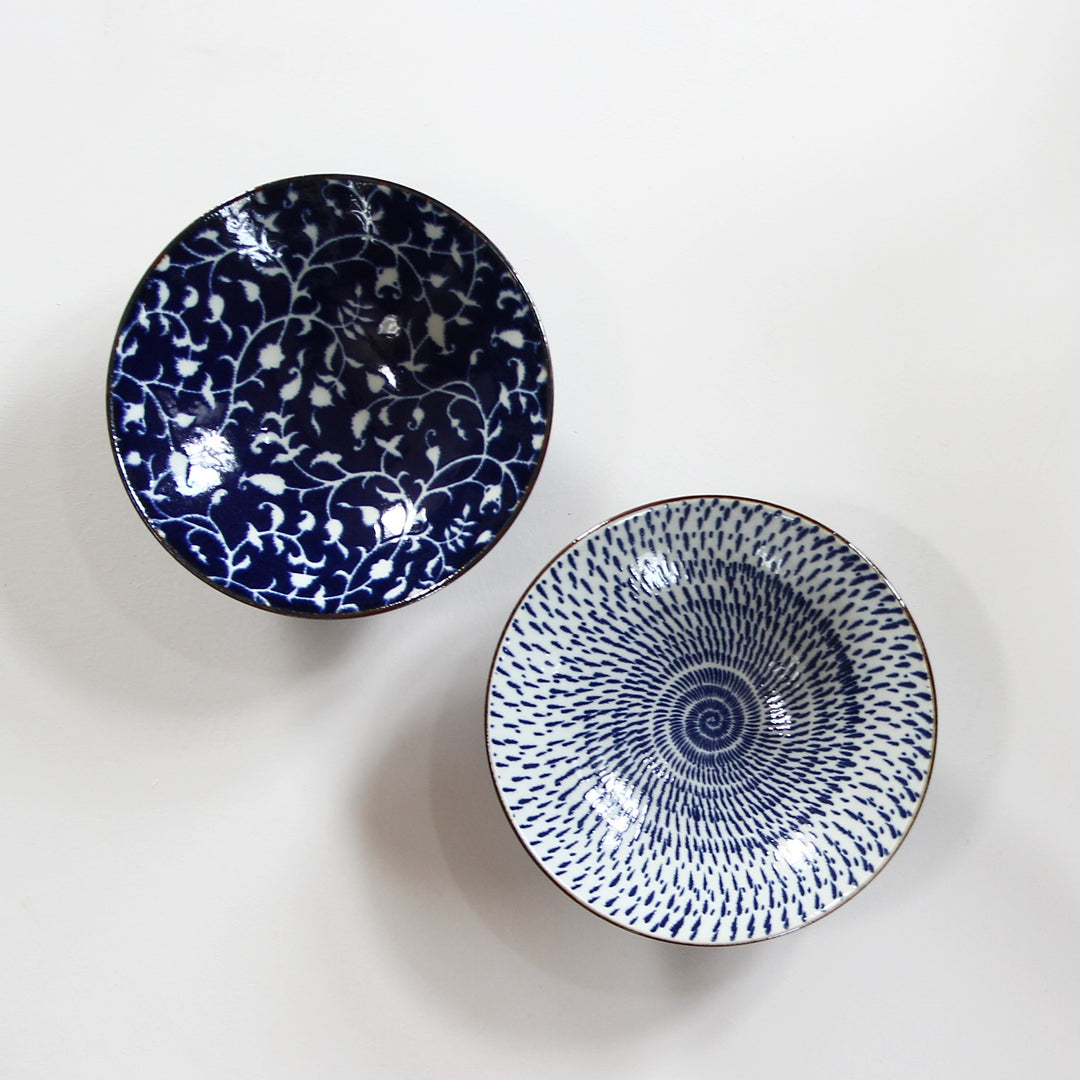 Donburi Bowl Set aus zwei japanischen Porzellanschalen von Showa Seito mit traditionellen blauen Dekoren