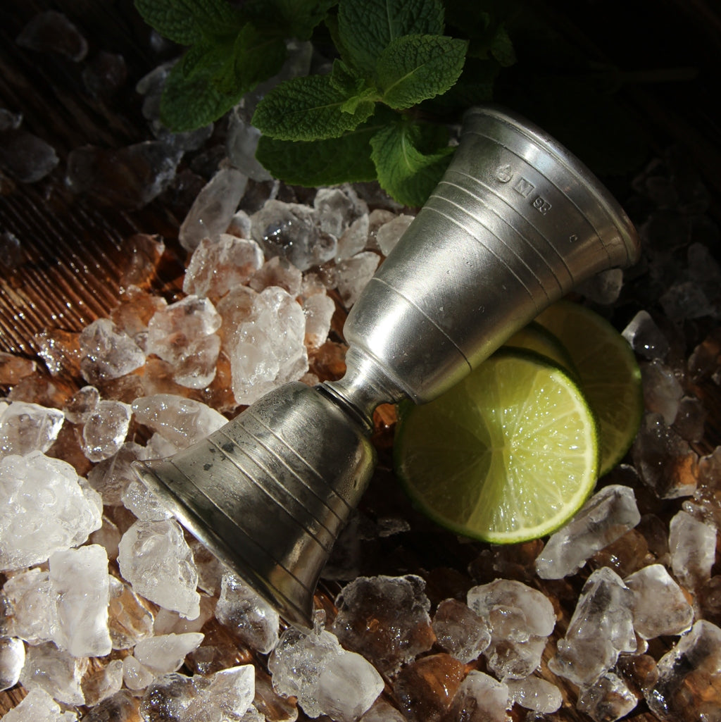 Doppel-Barmaß Piemonte aus Hartzinn von Cosi Tabellini im Einsatz mit Eis und Limette