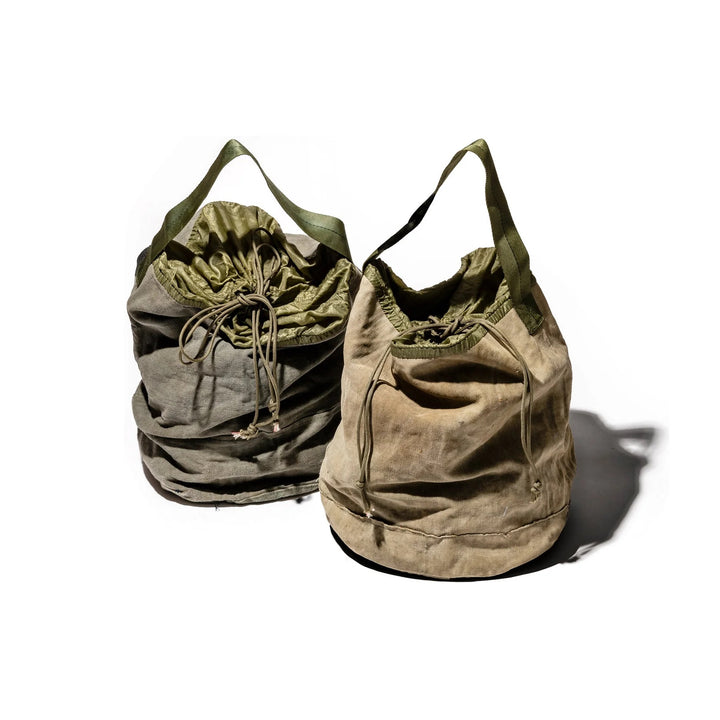 Detail einer Tasche aus recyceltem Zeltstoff mit sichtbarer Patina