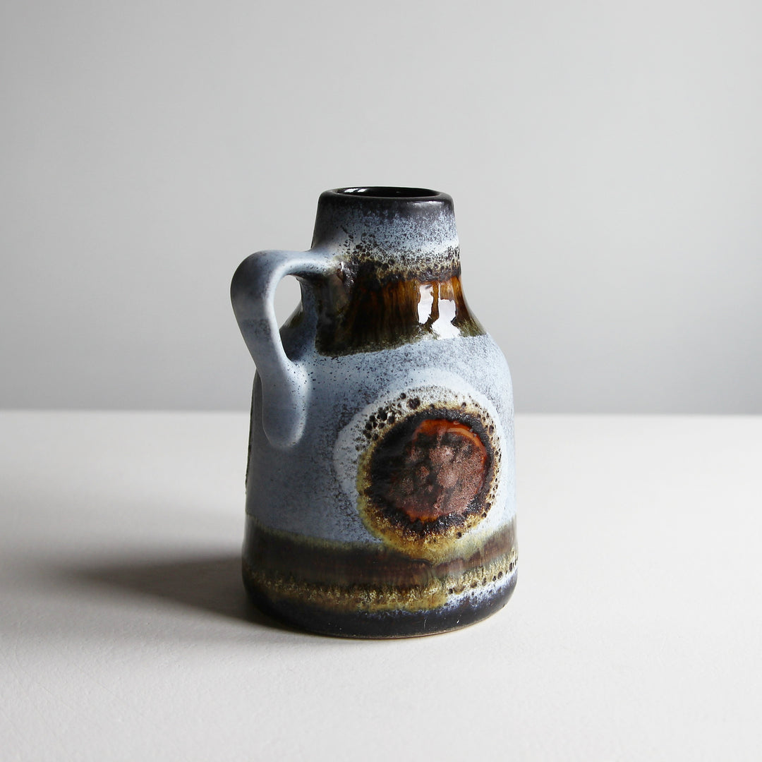 Dümler & Breiden Keramikvase Modell 1052/15 mit Henkel und mehrfarbiger Glasur in Grau, Braun und Rostrot, 1960er/70er Jahre.