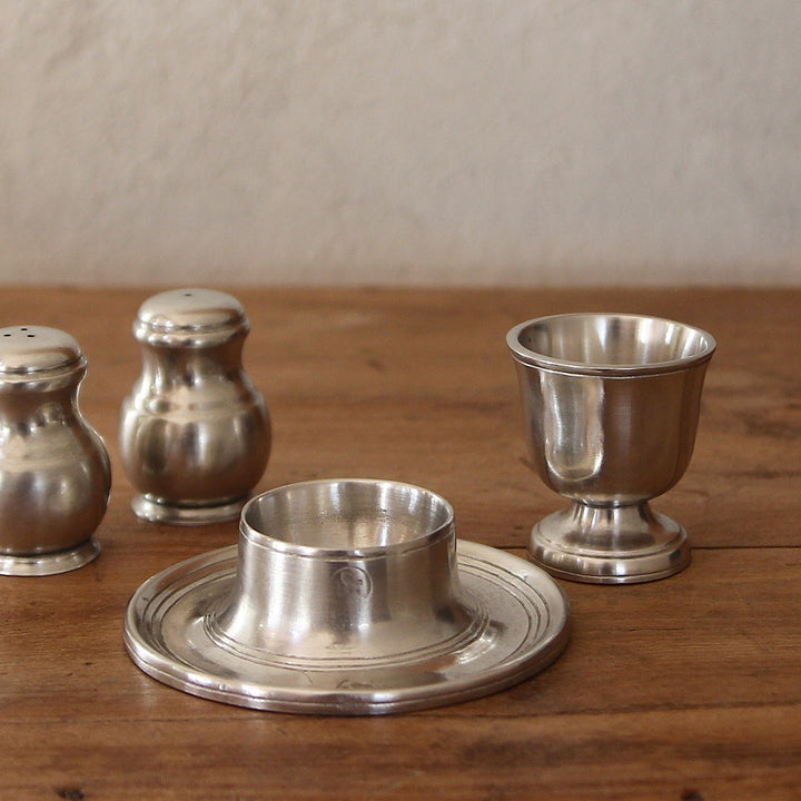 Eierbecher Orvieto aus Hartzinn auf gedecktem Tisch