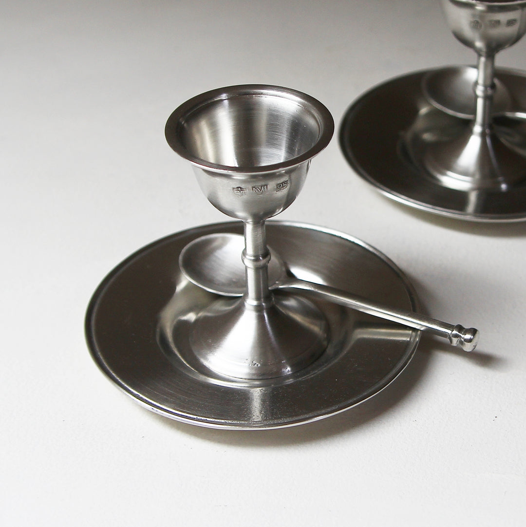 Eierbecher Pedestal aus Hartzinn mit Teller und Löffel von Cosi Tabellini