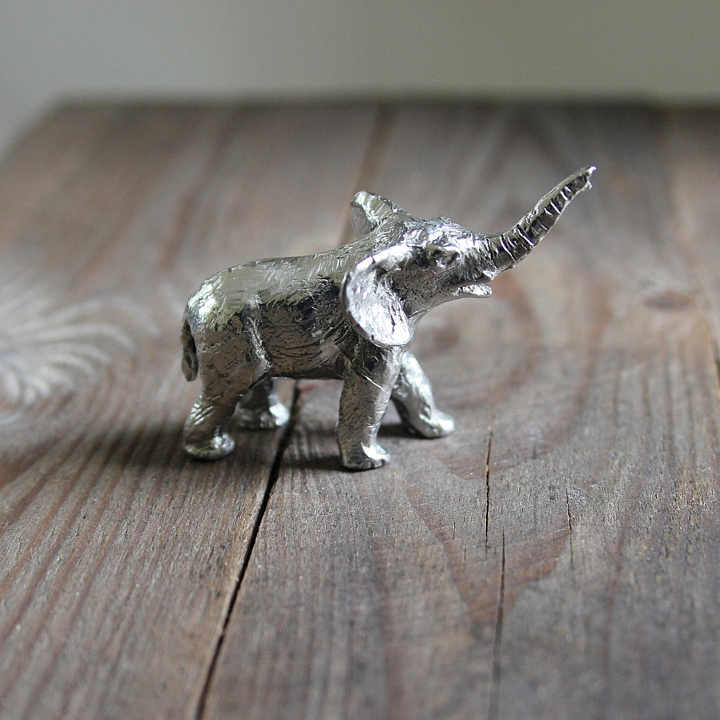 Elefant Skulptur aus Hartzinn in schräger Frontansicht