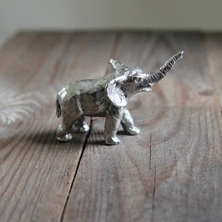 Elefant Skulptur aus Hartzinn in schräger Frontansicht