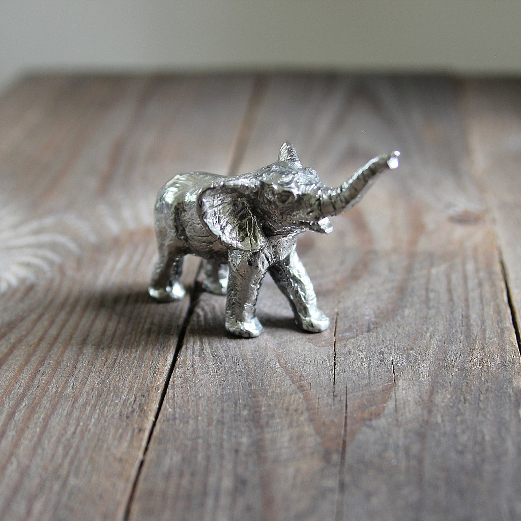 Elefant Figur aus Zinn in Seitenansicht