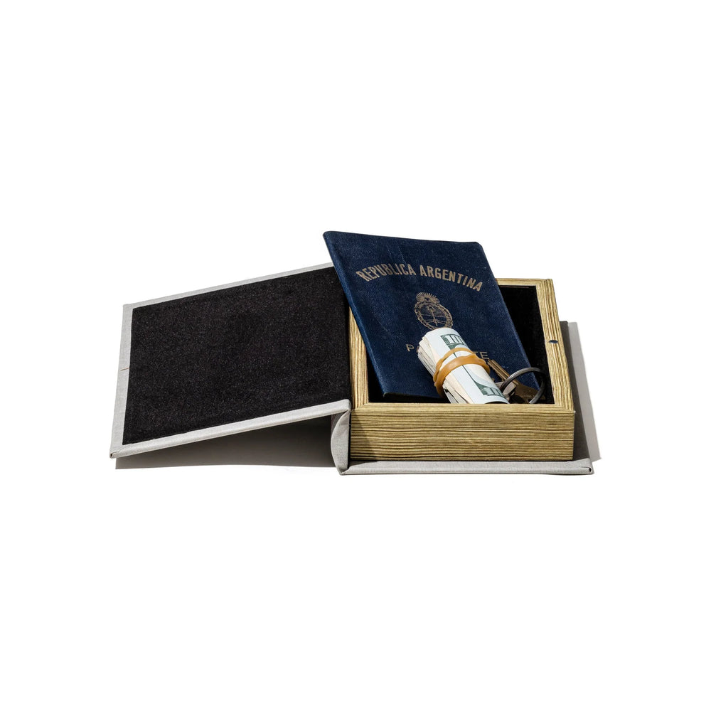 Geöffnete Buchbox mit verstecktem Stauraum im Inneren