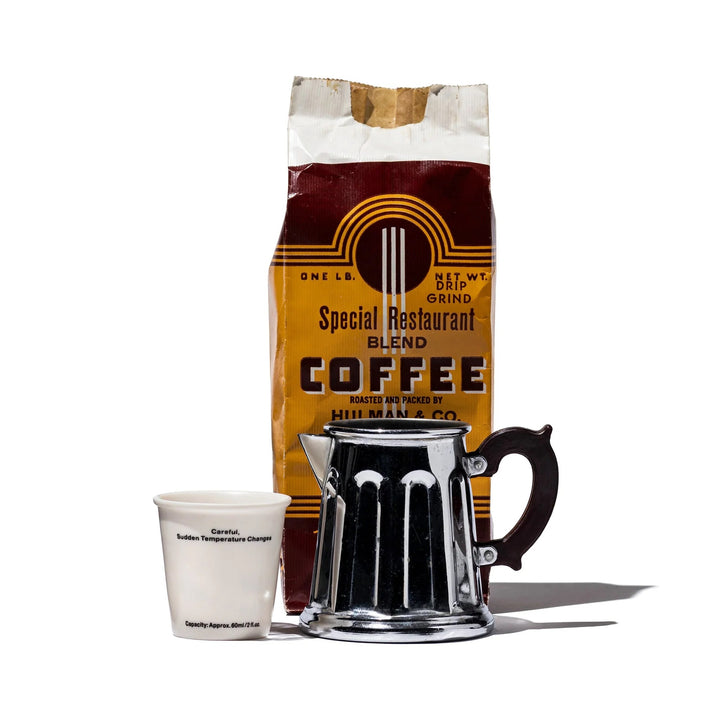 Keramik Espresso Becher neben Kaffeezubehör im Alltag