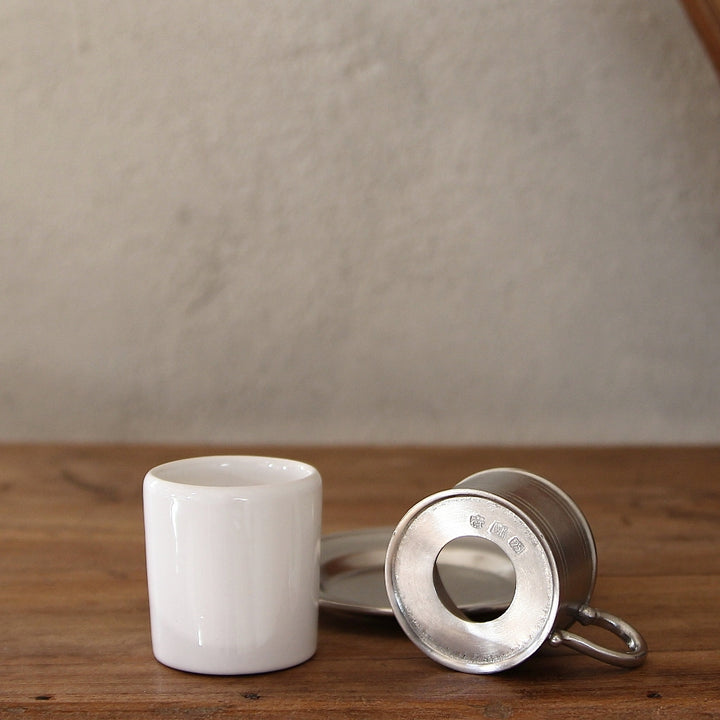 Detail der Espressotasse Todi mit Untertasse aus Hartzinn