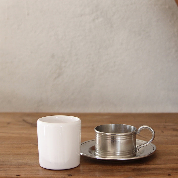 Espressotasse Todi aus Keramik mit separater Untertasse aus Zinn
