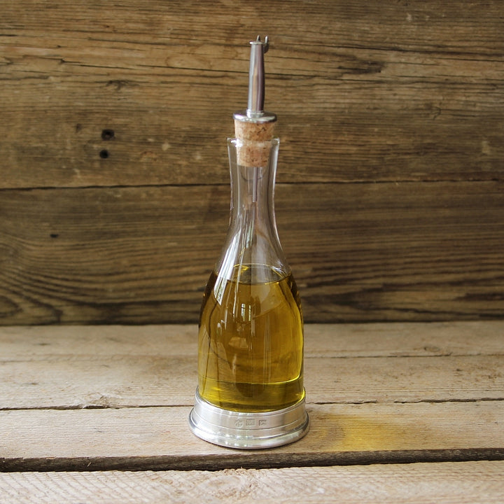 Essig und Öl Karaffe mit Olivenöl in der Küche