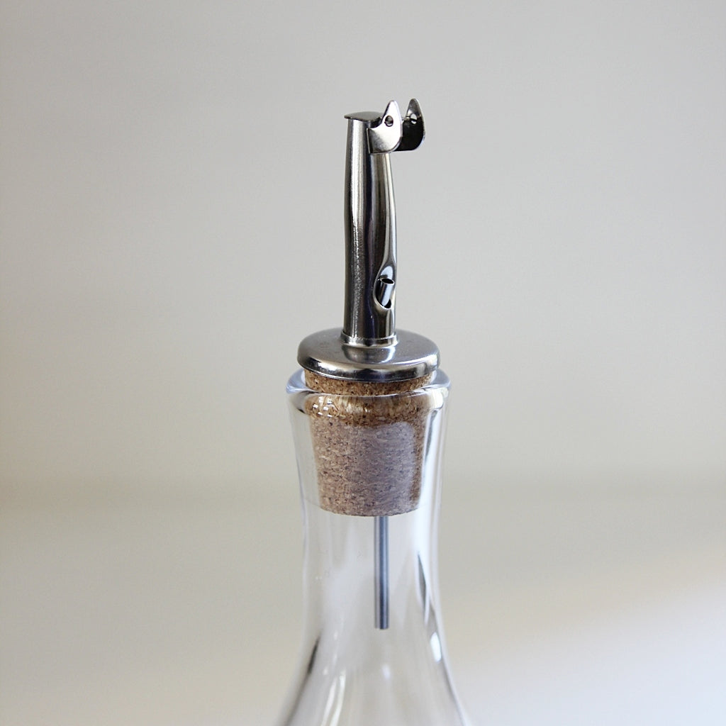 Detail der Essig- und Öl Karaffe mit Ausgießer und Korkverschluss