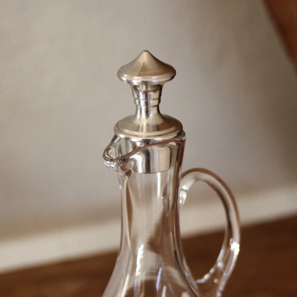 Detail der Essig- und Öl Karaffe mit Zinn-Ausgießer