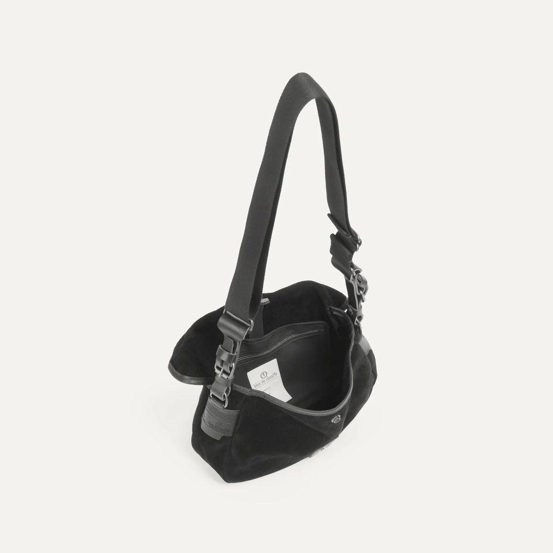 Geöffnete Fisherman's Musette XS aus Veloursleder mit herausnehmbarer Reißverschlusstasche