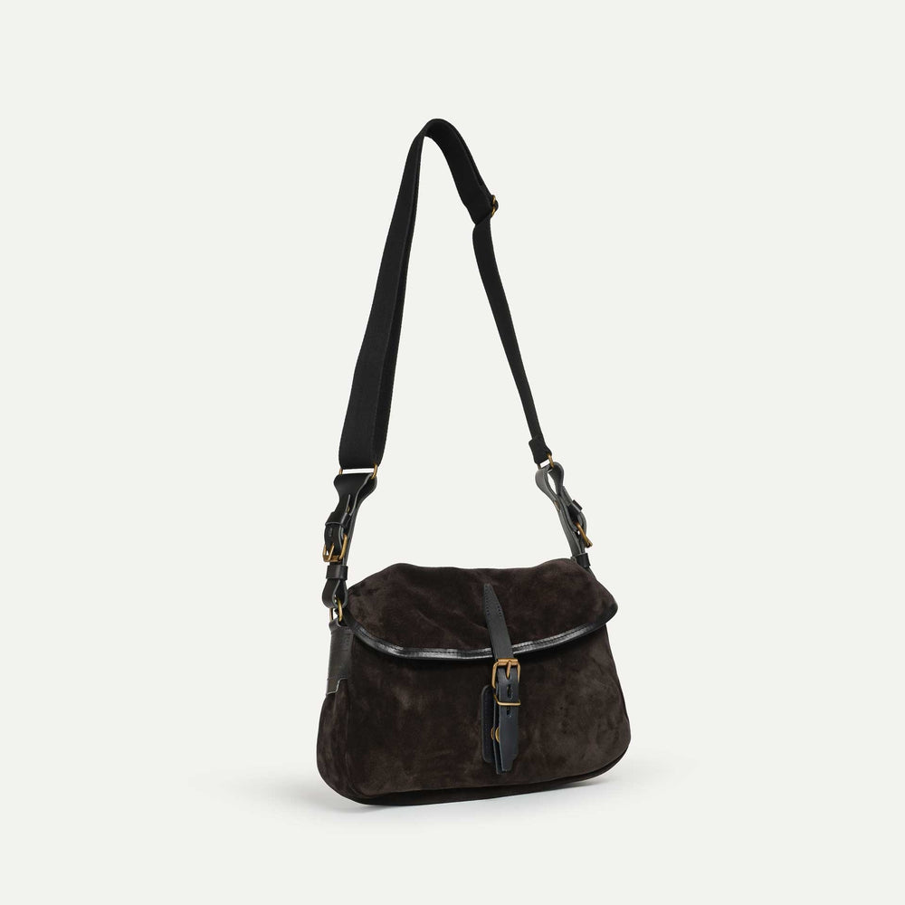 Fisherman's Musette XS aus dunkelbraunem Veloursleder mit verstellbarem Schulterriemen in Seitenansicht