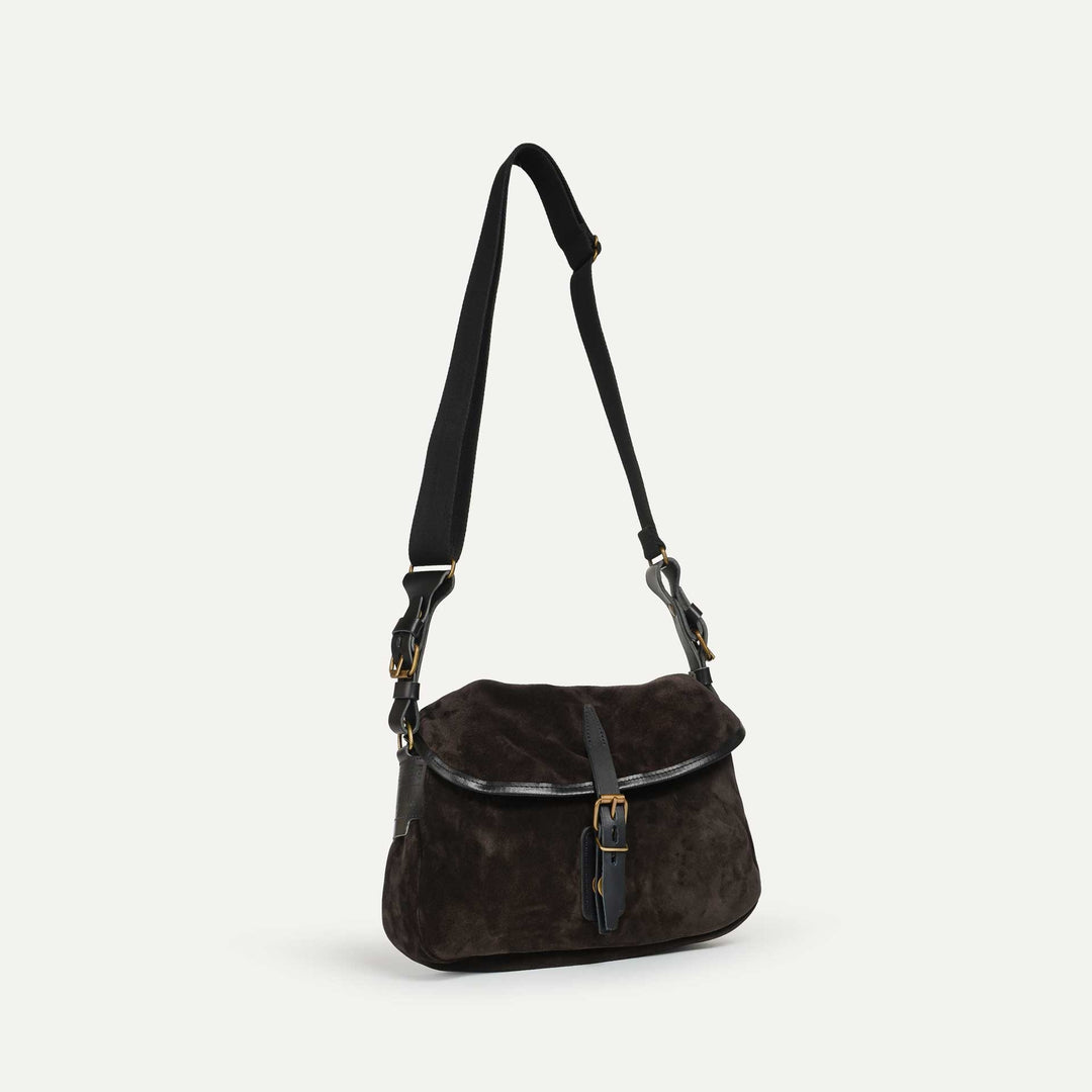 Fisherman's Musette XS aus dunkelbraunem Veloursleder mit verstellbarem Schulterriemen in Seitenansicht