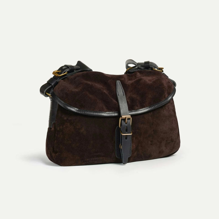 Fisherman's Musette XS von Bleu de Chauffe aus dunkelbraunem Veloursleder in seitlicher Ansicht