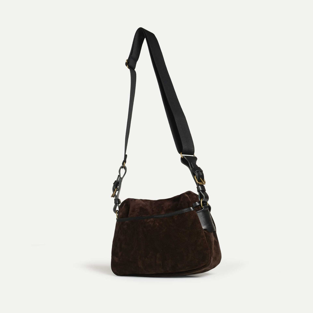 Rückansicht der Fisherman's Musette XS aus dunkelbraunem Veloursleder mit aufgesetzter Außentasche und Schulterriemen