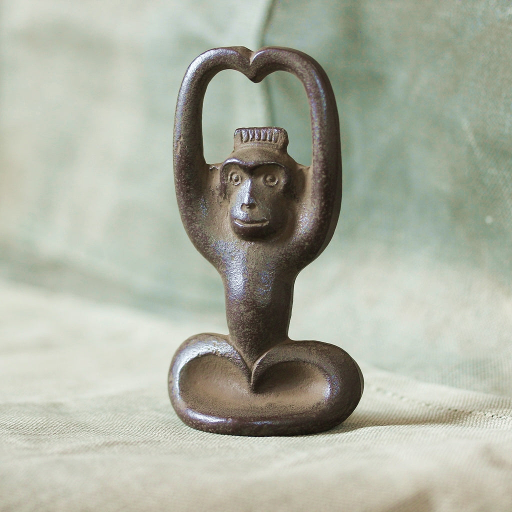 Flaschenöffner in Affenform aus Gusseisen von Sumitani Saburo