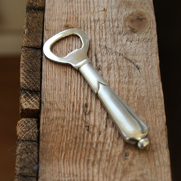 Flaschenöffner aus Hartzinn und Edelstahl mit ergonomischem Griff