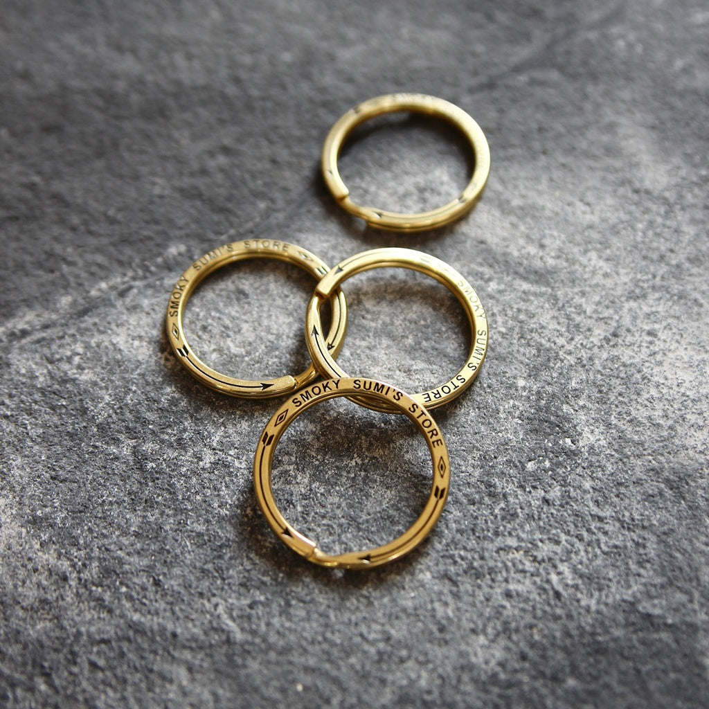 Flat Split Ring Two Arrows aus massivem Messing